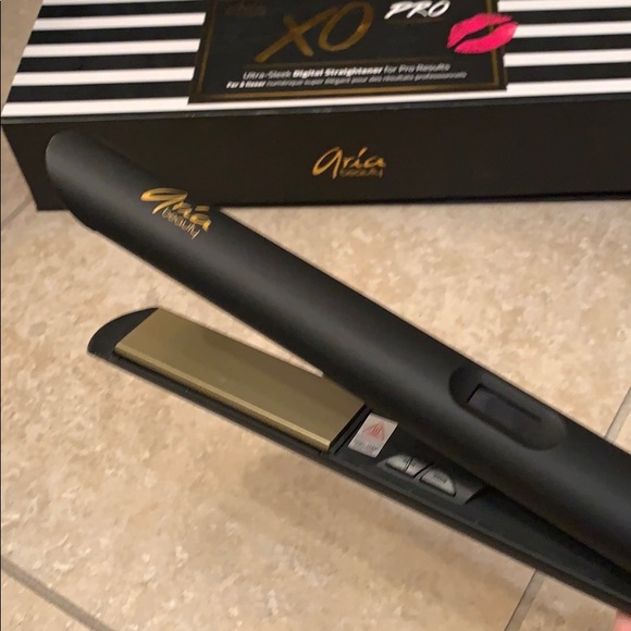 Aria beauty XO Pro digital straightener - Picture 3 of 4